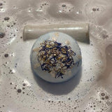 Bath Bomb Dreamwithus s okvetnými lístkami nevädze a modrým ílom
