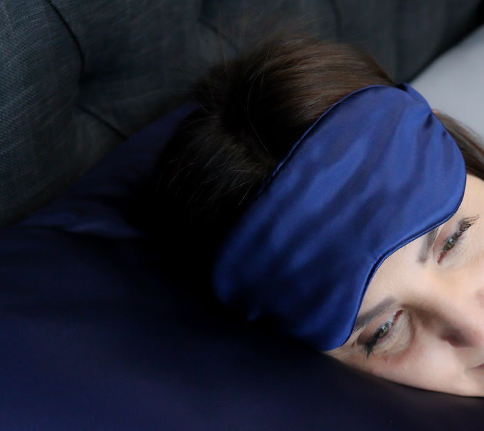 Dreamwithus prémiová 22 mm hodvábna maska na spanie - Námornícka modrá