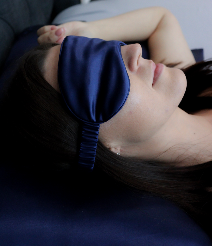 Dreamwithus prémiová 22 mm hodvábna maska na spanie - Námornícka modrá